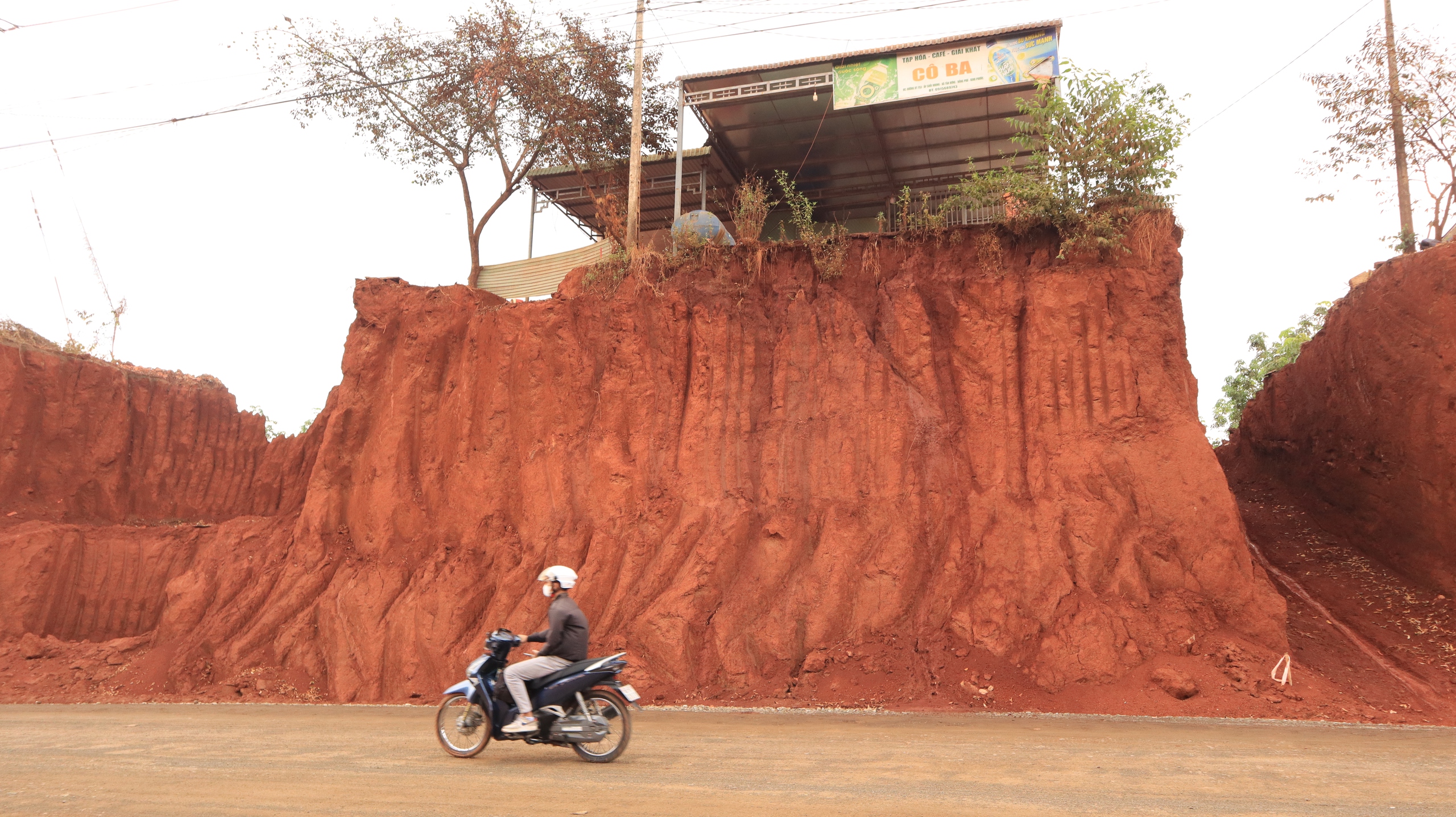 Hạ cốt nền đường ĐT.753, nhà dân 'treo' lơ lửng bên mép vực - Ảnh 3. Hạ cốt nền đường ĐT.753, nhà dân 'treo' lơ lửng bên mép vực - Ảnh 3.