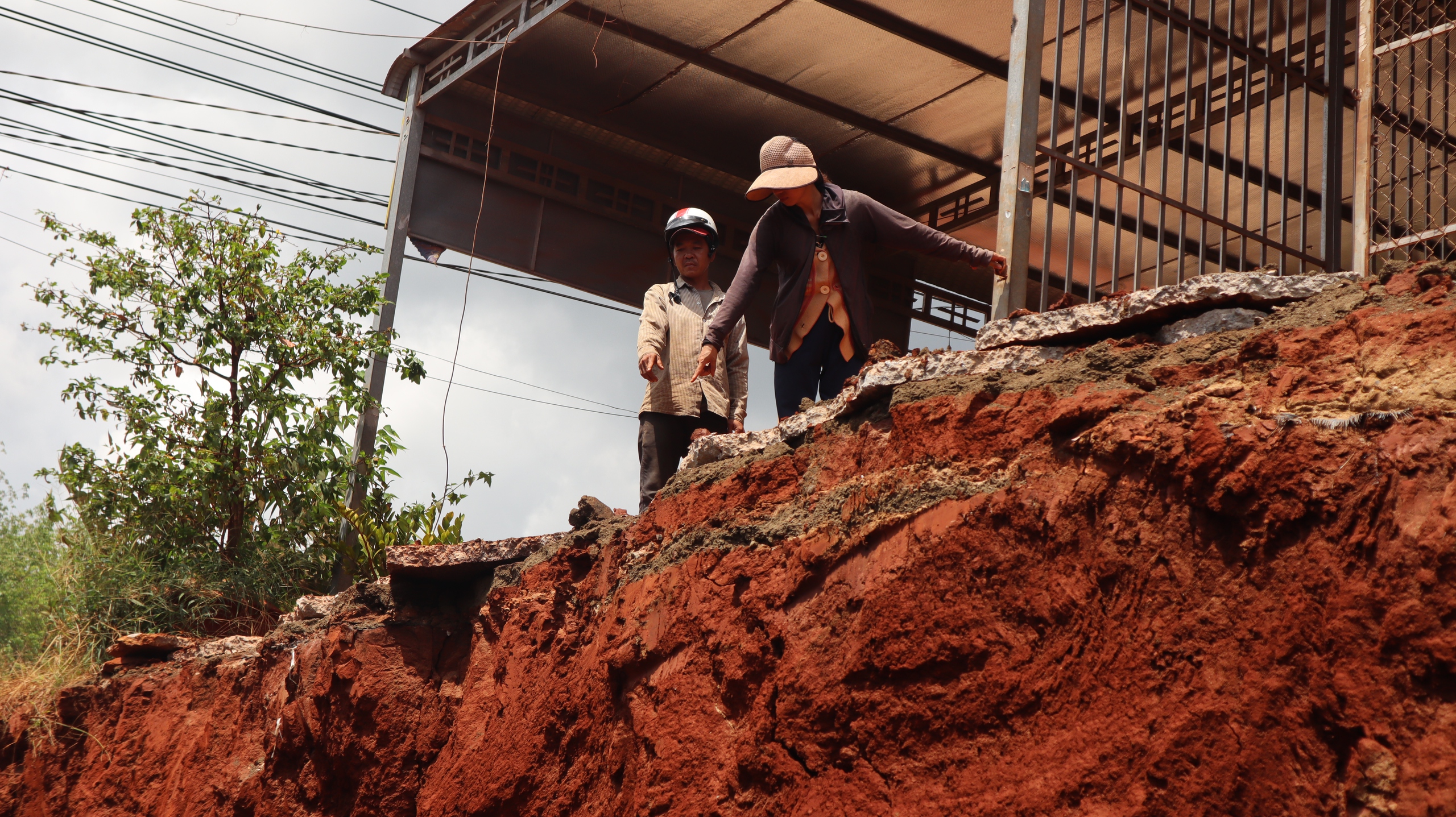 Hạ cốt nền đường ĐT.753, nhà dân 'treo' lơ lửng bên mép vực - Ảnh 4. Hạ cốt nền đường ĐT.753, nhà dân 'treo' lơ lửng bên mép vực - Ảnh 4.