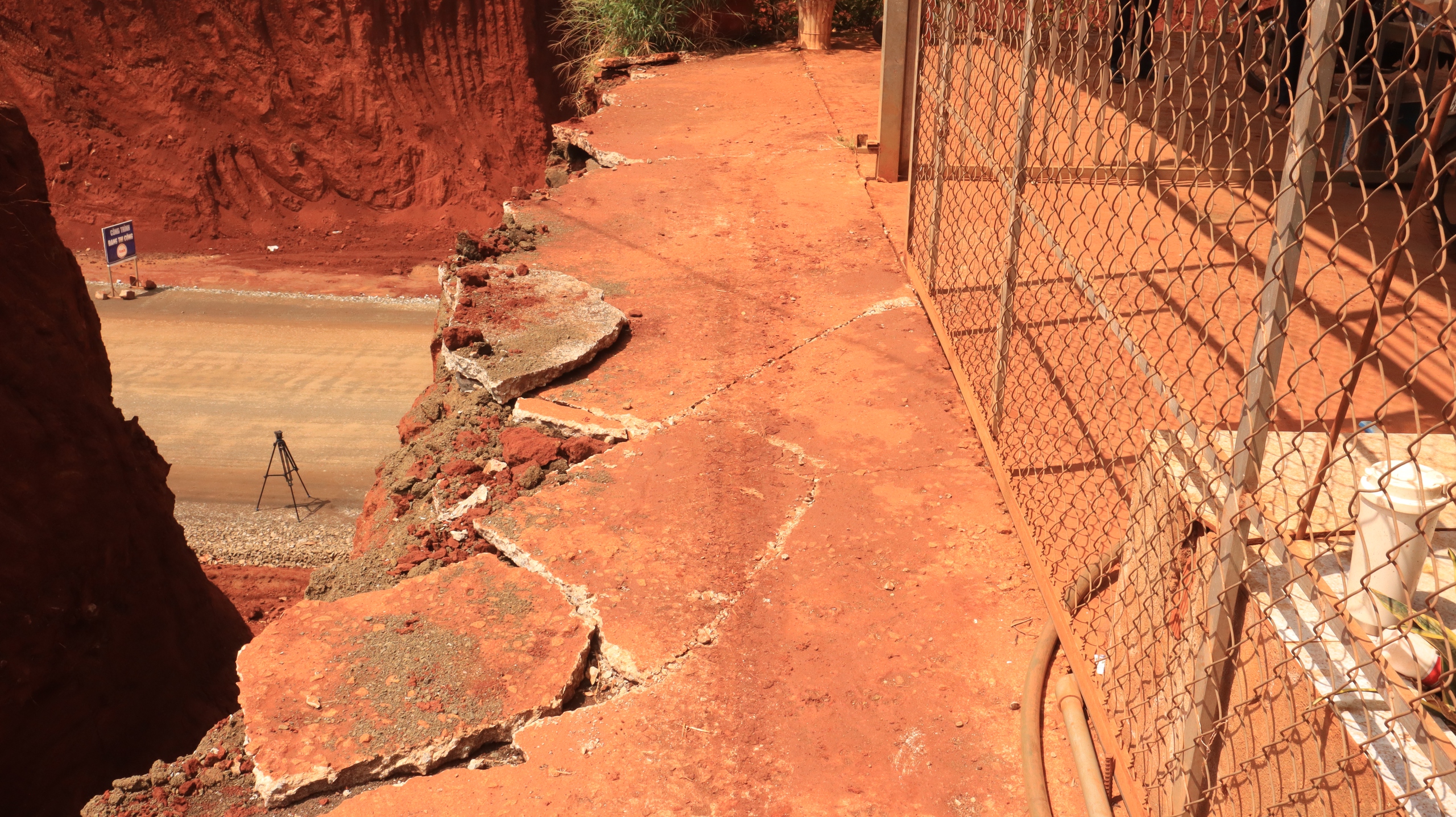 Hạ cốt nền đường ĐT.753, nhà dân 'treo' lơ lửng bên mép vực - Ảnh 5. Hạ cốt nền đường ĐT.753, nhà dân 'treo' lơ lửng bên mép vực - Ảnh 5.