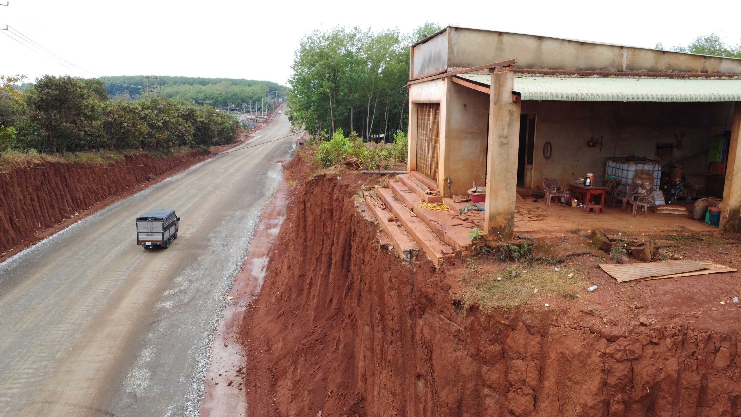 Hạ cốt nền đường ĐT.753, nhà dân 'treo' lơ lửng bên mép vực - Ảnh 8. Hạ cốt nền đường ĐT.753, nhà dân 'treo' lơ lửng bên mép vực - Ảnh 8.