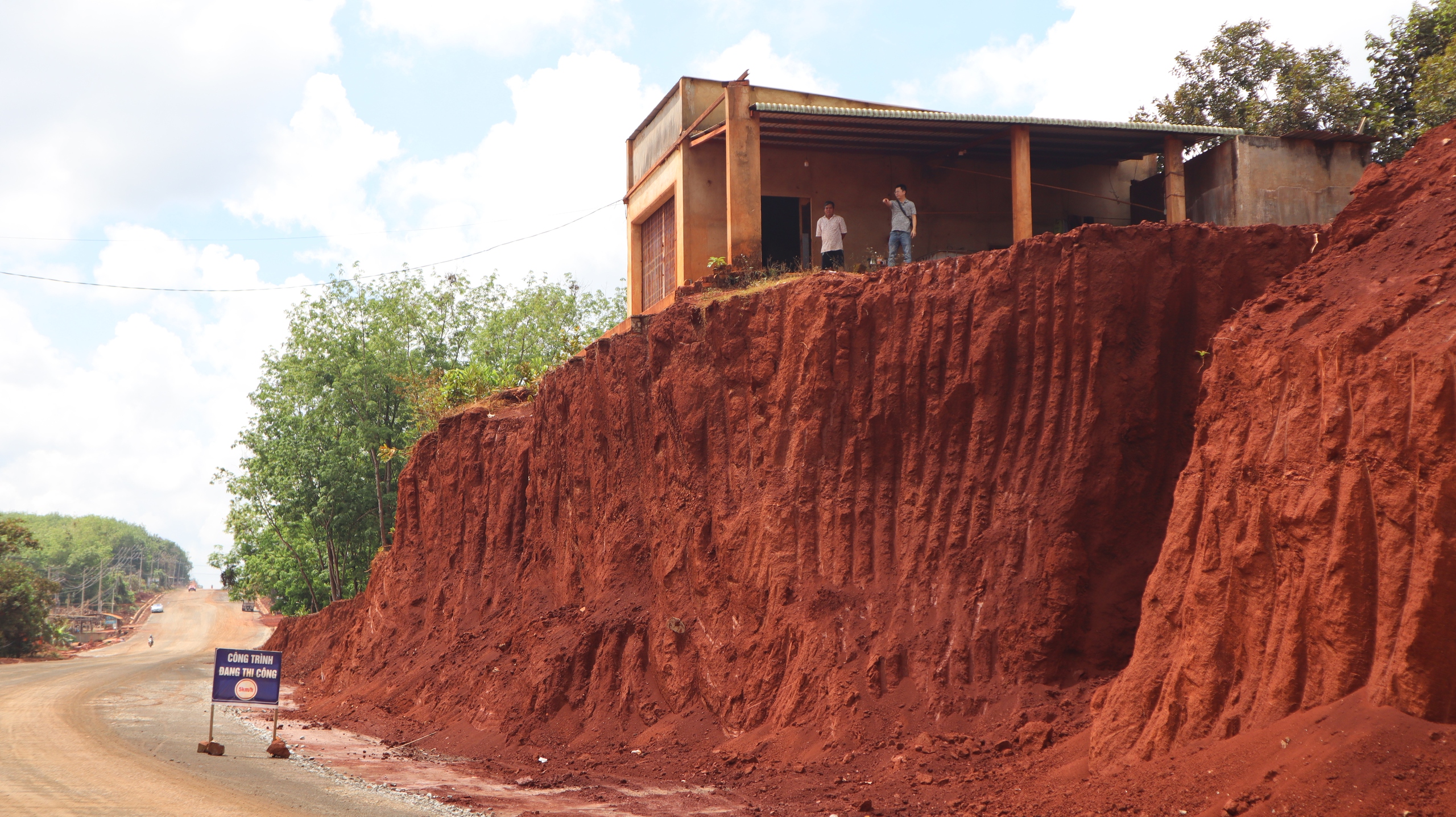 Hạ cốt nền đường ĐT.753, nhà dân 'treo' lơ lửng bên mép vực - Ảnh 9. Hạ cốt nền đường ĐT.753, nhà dân 'treo' lơ lửng bên mép vực - Ảnh 9.