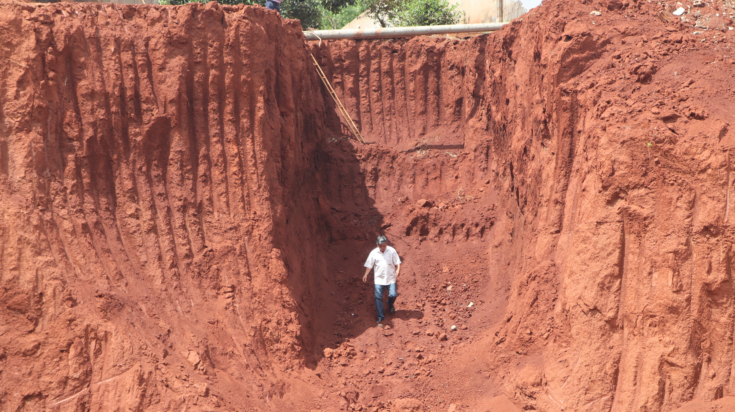 Hạ cốt nền đường ĐT.753, nhà dân 'treo' lơ lửng bên mép vực - Ảnh 10. Hạ cốt nền đường ĐT.753, nhà dân 'treo' lơ lửng bên mép vực - Ảnh 10.