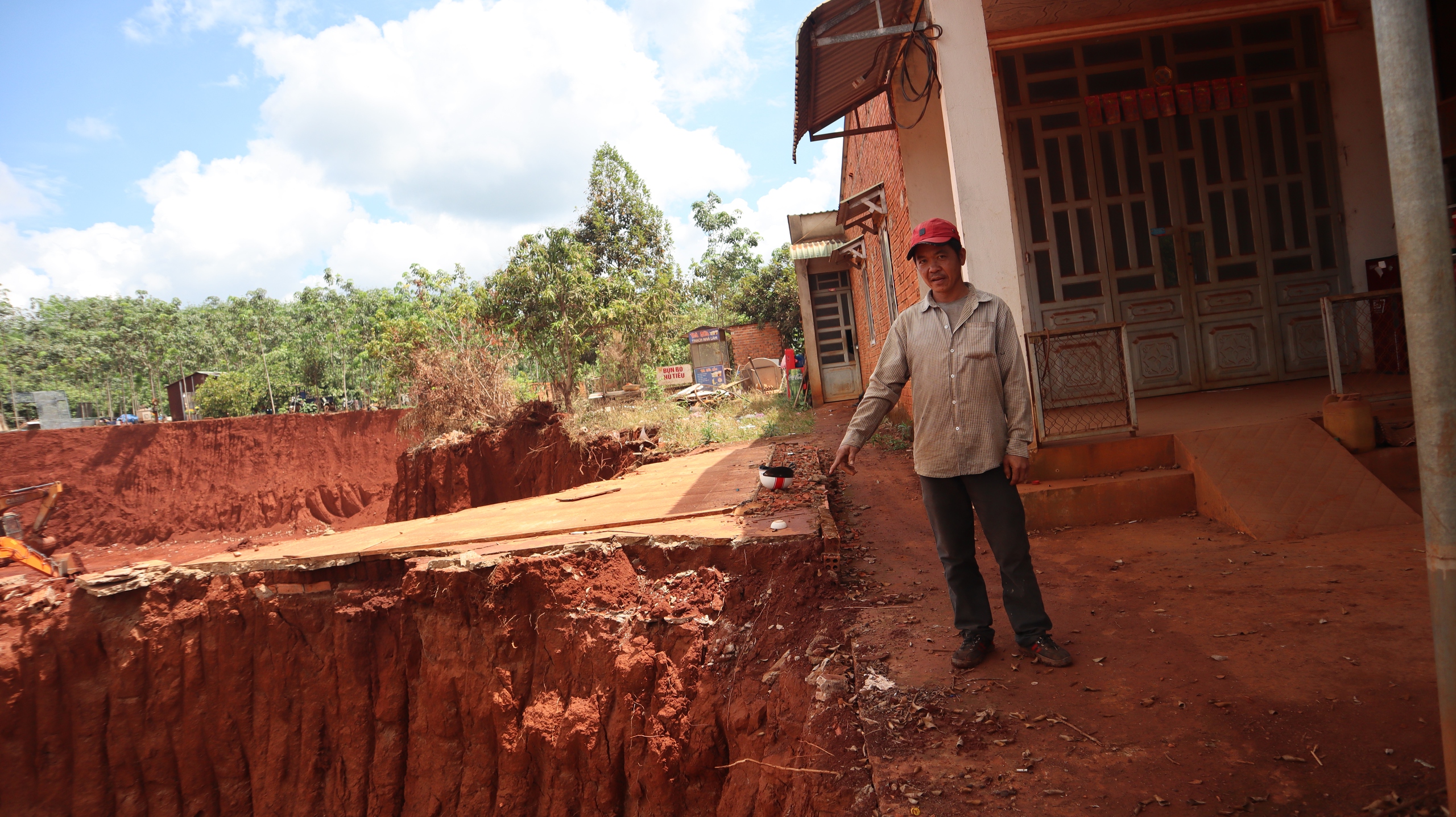 Hạ cốt nền đường ĐT.753, nhà dân 'treo' lơ lửng bên mép vực - Ảnh 12. Hạ cốt nền đường ĐT.753, nhà dân 'treo' lơ lửng bên mép vực - Ảnh 12.