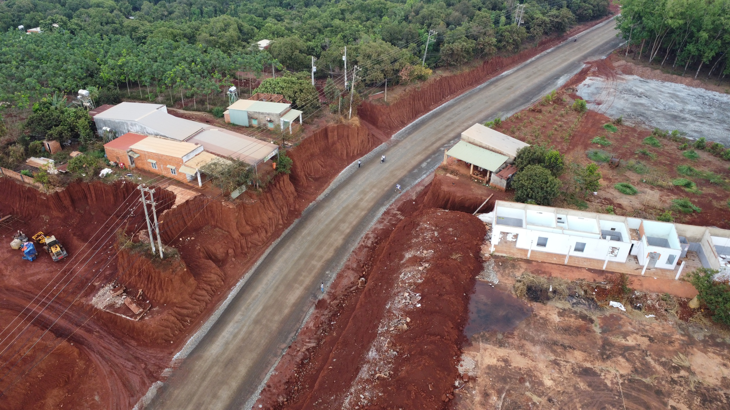 Hạ cốt nền đường ĐT.753, nhà dân 'treo' lơ lửng bên mép vực - Ảnh 15. Hạ cốt nền đường ĐT.753, nhà dân 'treo' lơ lửng bên mép vực - Ảnh 15.