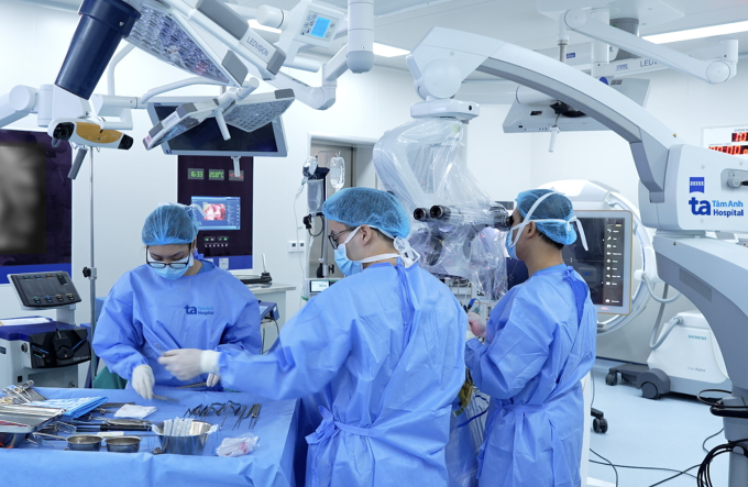 Bác sĩ phẫu thuật cho người bệnh tổn thương cột sống cổ bằng kính vi phẫu. Ảnh: Bệnh viện Đa khoa Tâm Anh