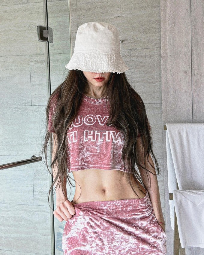 Cách đốt mỡ, lấy lại eo thon sau Tết của sao Đài Loan 51 tuổi 3 Ở tuổi ngũ tuần, Tạ Kim Yến giữ vòng eo không chút mỡ thừa, hiện rõ các múi cơ săn chắc.