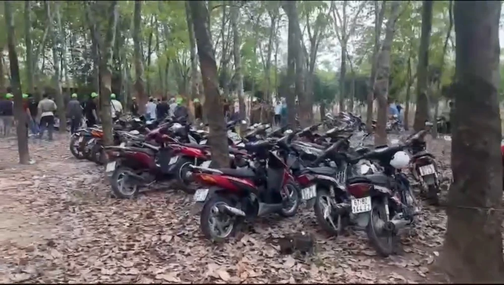 Sới bạc được tổ chức kín kẽ trong rừng cao su. Ảnh: CA 3.jpg