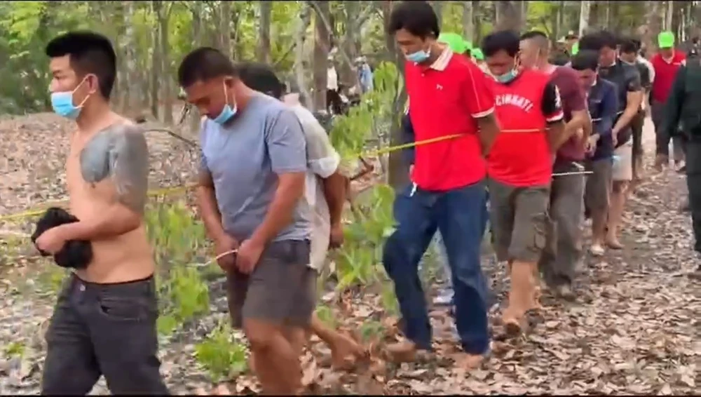 Những người này đang bị điều tra về hành vi đánh bạc và tổ chức đánh bạc. Ảnh: CA 22.jpg