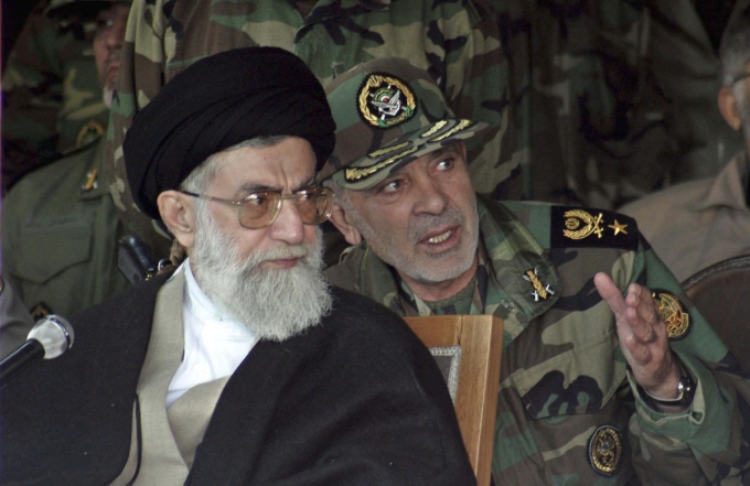 Lãnh tụ Tối cao Iran Khamenei (trái) bên cạnh tư lệnh lục quân Iran Naser Mohammadifar vào năm 2004. Ảnh: AP
