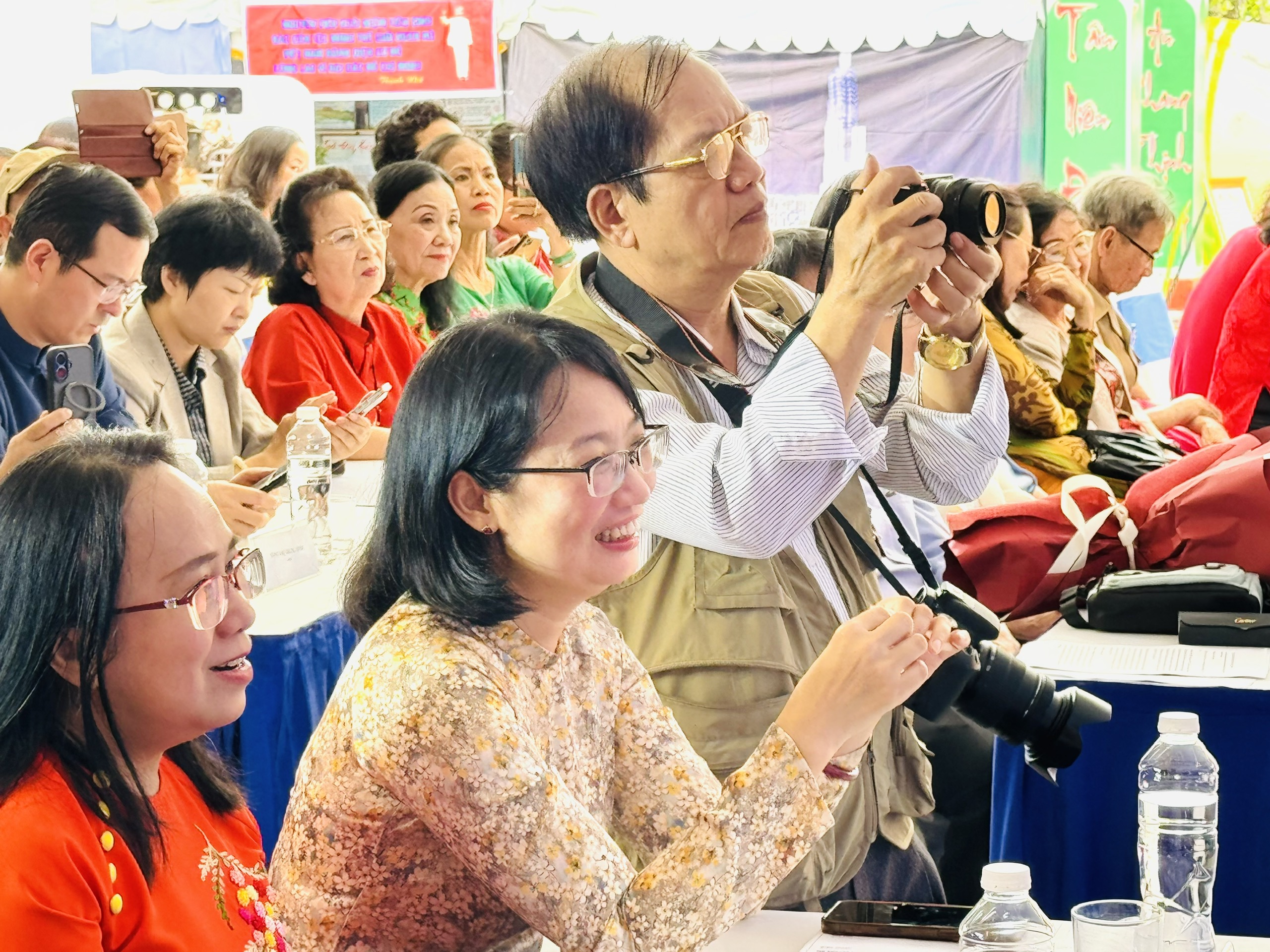 Phó chủ tịch UBND TP.HCM đánh trống khai hội Ngày thơ Việt Nam tại TP.HCM - Ảnh 2.