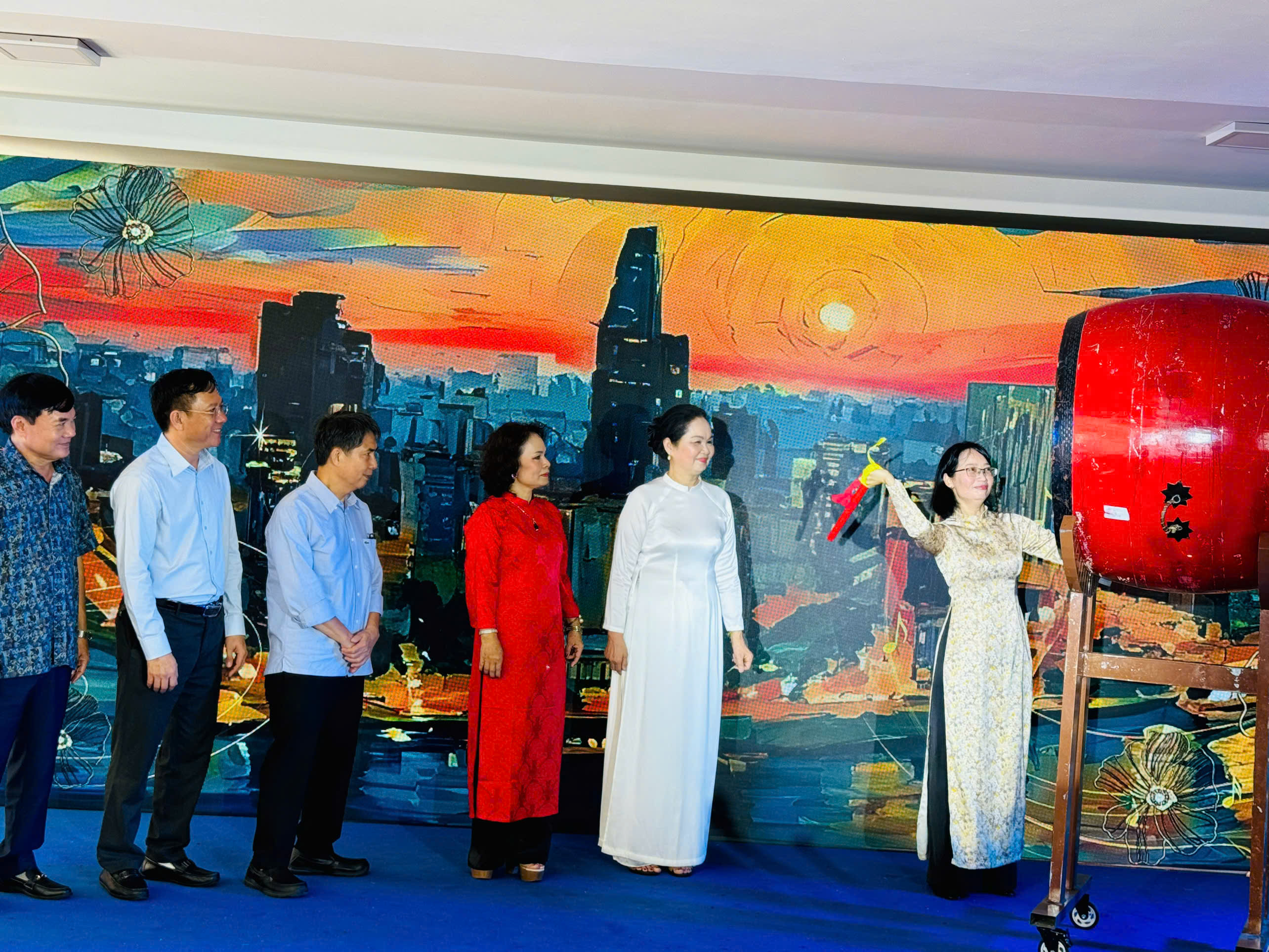 Phó chủ tịch UBND TP.HCM đánh trống khai hội Ngày thơ Việt Nam tại TP.HCM - Ảnh 3.