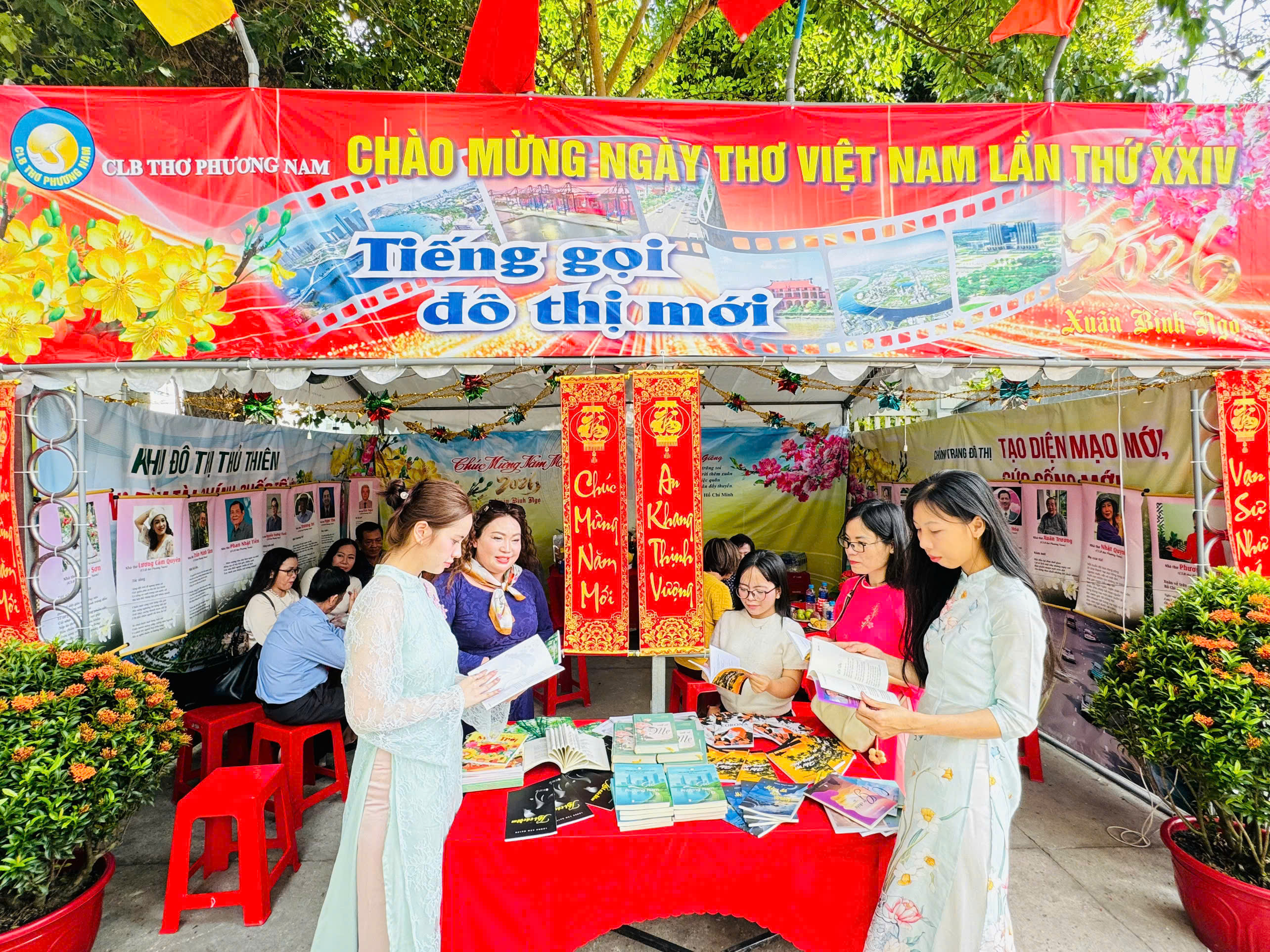 Phó chủ tịch UBND TP.HCM đánh trống khai hội Ngày thơ Việt Nam tại TP.HCM - Ảnh 6.