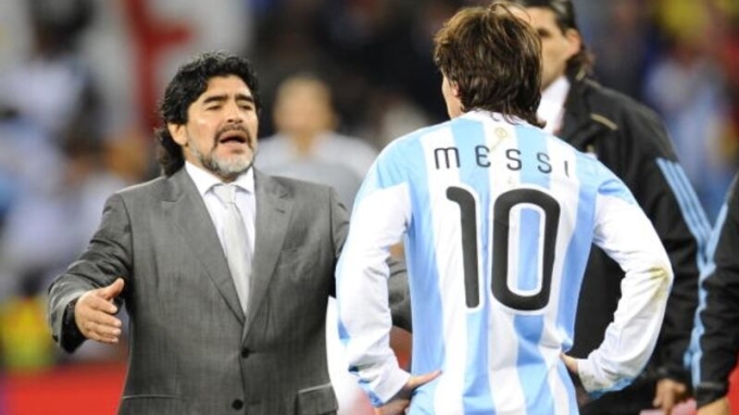 Maradona dẫn dắt Messi ở tuyển Argentina, khi tham dự World Cup 2010. Ảnh: AFP