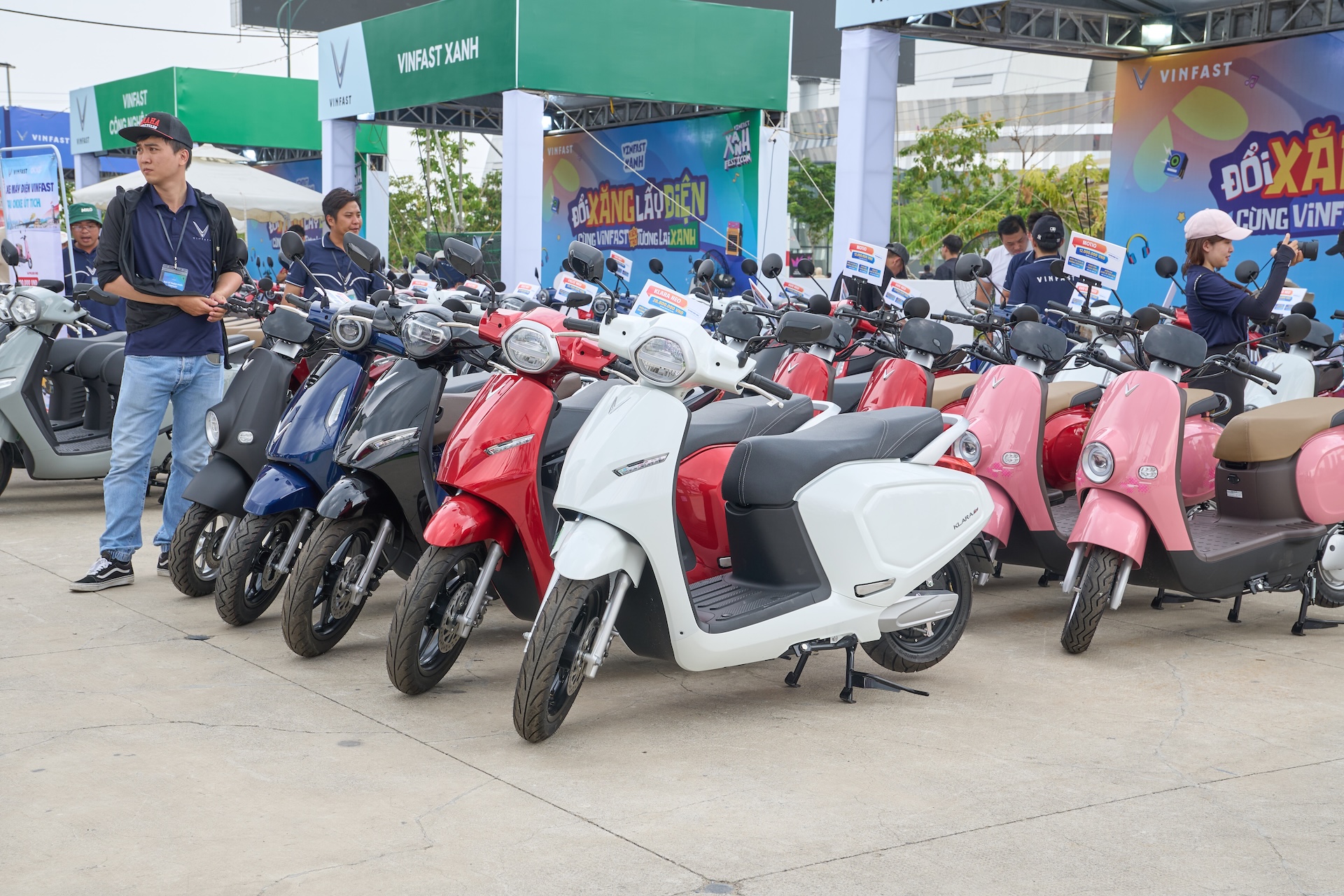 Sau Tết, xe máy điện tại Việt Nam rầm rộ ưu đãi giảm giá bán - Ảnh 4.
