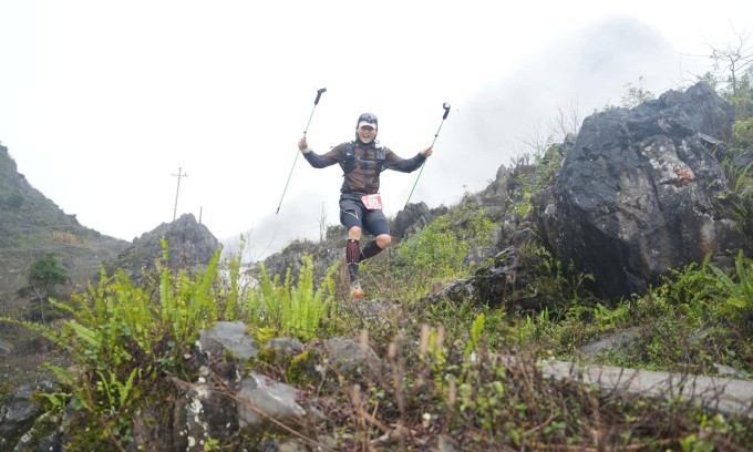 Bảo Châu trên cung đường đèo tại một giải chạy ở Hà Giang năm 2025.