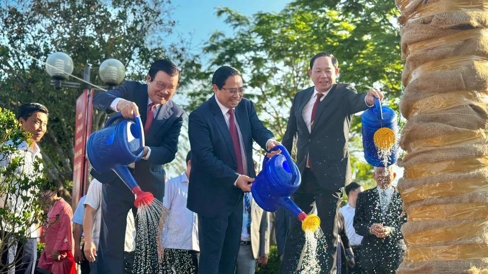 Thủ tướng Phạm Minh Chính, nguyên Chủ tịch nước Trương Tấn Sang, Phó Chủ tịch Quốc hội Trần Quang Phương trồng cây tại khu lưu niệm Thủ tướng Phạm Văn Đồng. 1000016757.jpg