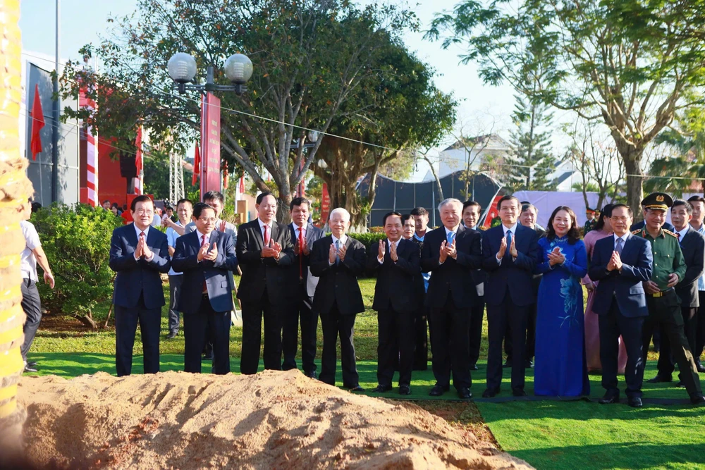 Các lãnh đạo Đảng, Nhà nước; nguyên lãnh đạo Đảng, Nhà nước tại lễ kỷ niệm 120 năm ngày sinh Thủ tướng Phạm Văn Đồng. 1000016756.jpg