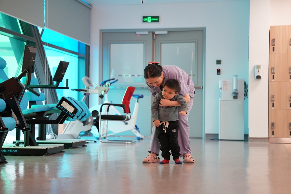 Em bé 3 tuổi sống thực vật do đuối nước hồi sinh ngoạn mục nhờ oxy cao áp - 3