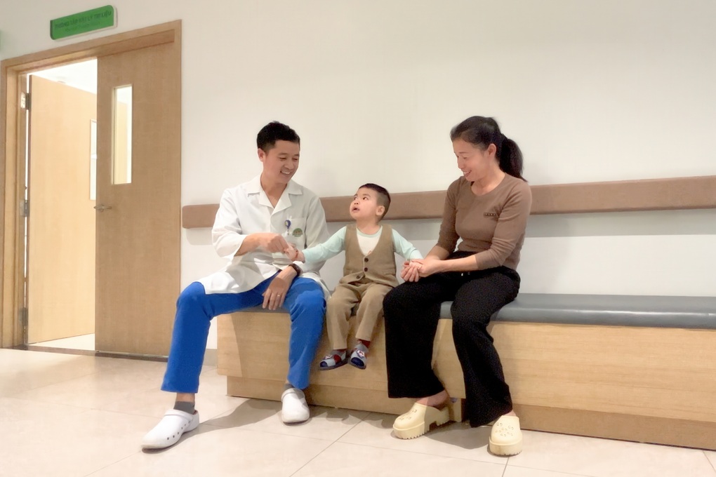 Em bé 3 tuổi sống thực vật do đuối nước hồi sinh ngoạn mục nhờ oxy cao áp - 4