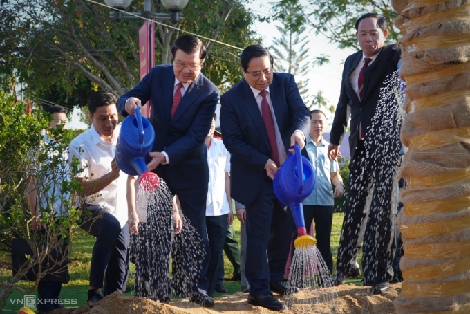 Thủ tướng Phạm Minh Chính và nguyên Chủ tịch nước Trương Tấn Sang cùng các đại biểu trồng cây hoa gạo trong khuôn viên Khu lưu niệm Thủ tướng Phạm Văn Đồng. Ảnh: Phạm Linh