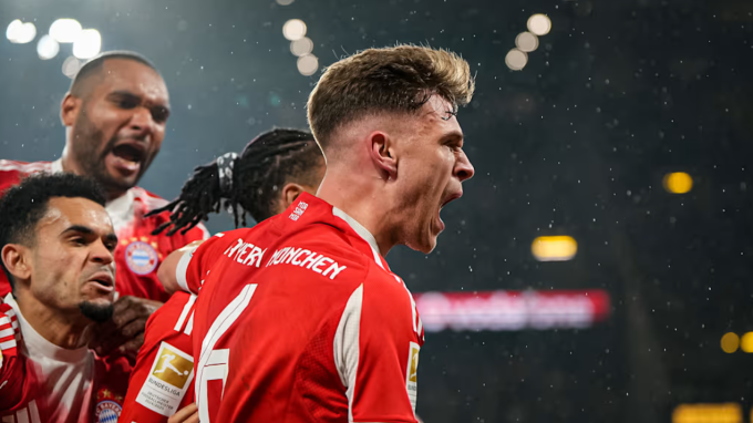 Joshua Kimmich mừng bàn ấn định chiến thắng 3-2. Ảnh: FC Bayern