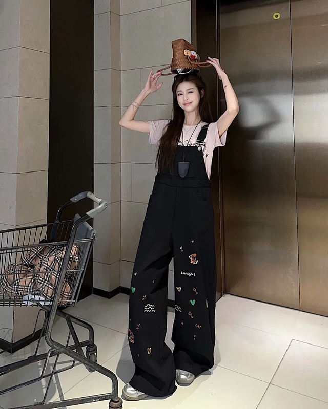 Nét đẹp thanh xuân cùng những chiếc quần, váy yếm- Ảnh 2. Nét đẹp thanh xuân cùng những chiếc quần, váy yếm- Ảnh 2.