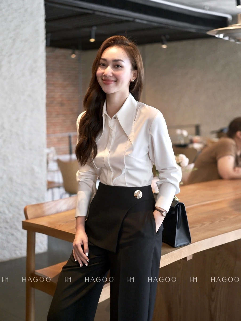 Sơ mi trắng và quần jeans ống rộng: Công thức “đinh” 2026 cho vẻ đẹp tối giản mà vẫn sang tuyệt đối- Ảnh 6.