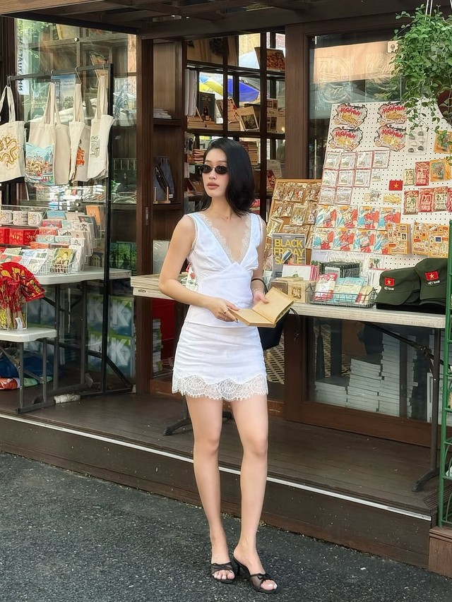 Rạng rỡ hơn cùng các thiết kế ren trong trang phục 4 Rạng rỡ hơn cùng các thiết kế ren trong trang phục - Ảnh 4.