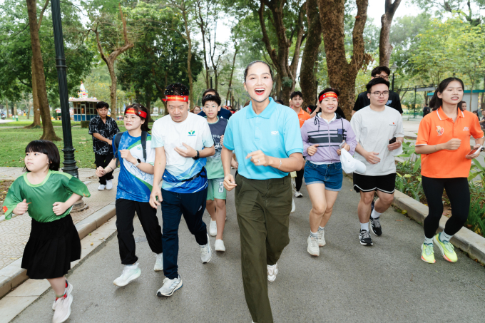 Hoa hậu HHen Niê cùng các khách mời và runner chạy hưởng ứng chương trình. Ảnh: Ban tổ chức cung cấp