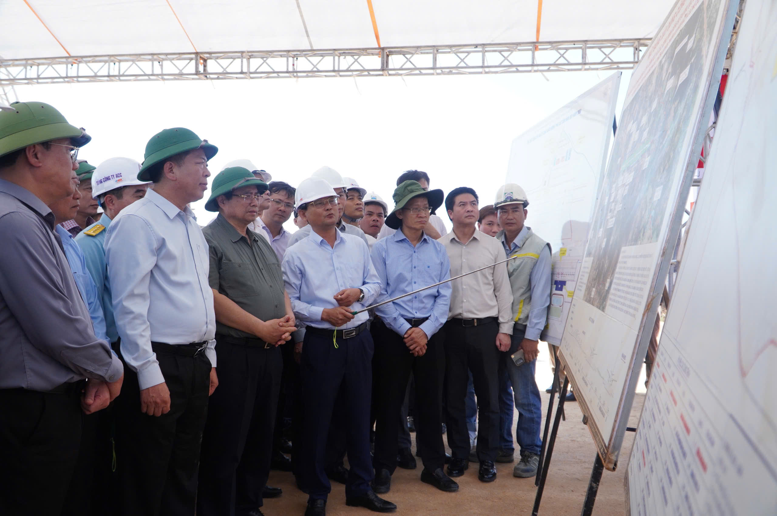 Thủ tướng Phạm Minh Chính kiểm tra tiến độ dự án mở rộng sân bay Phù Cát- Ảnh 2.