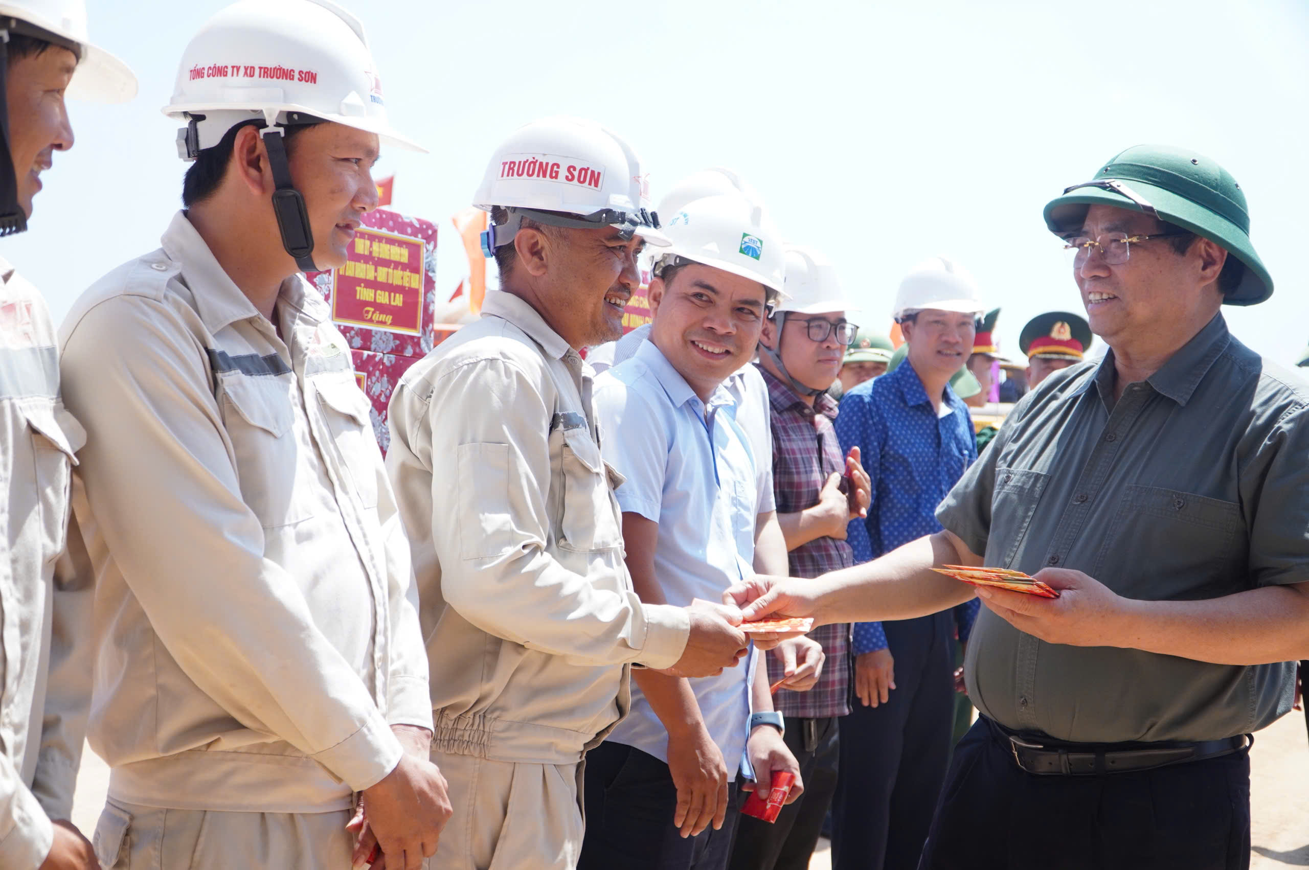 Thủ tướng Phạm Minh Chính kiểm tra tiến độ dự án mở rộng sân bay Phù Cát- Ảnh 3.