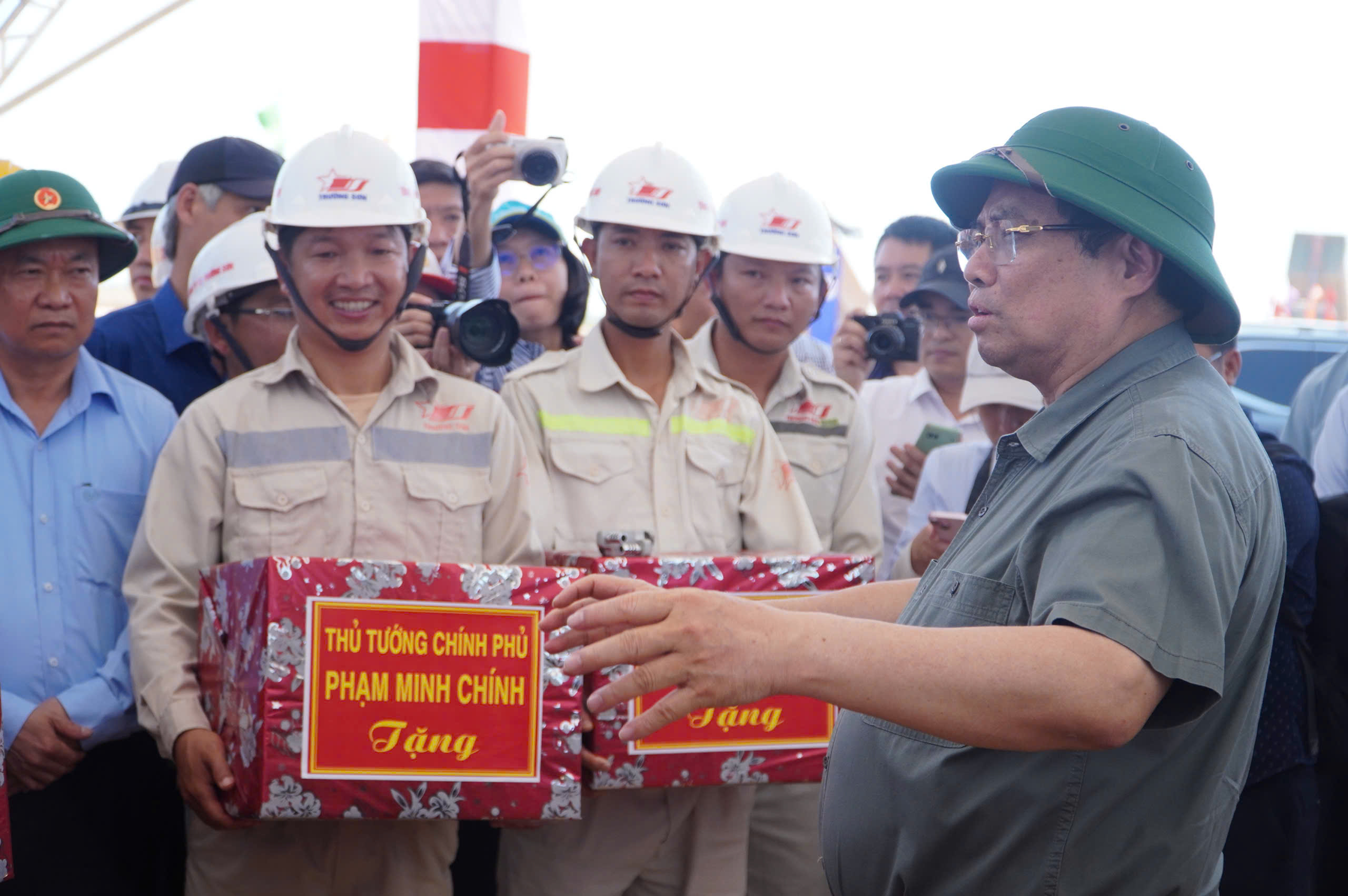 Thủ tướng Phạm Minh Chính kiểm tra tiến độ dự án mở rộng sân bay Phù Cát- Ảnh 4.