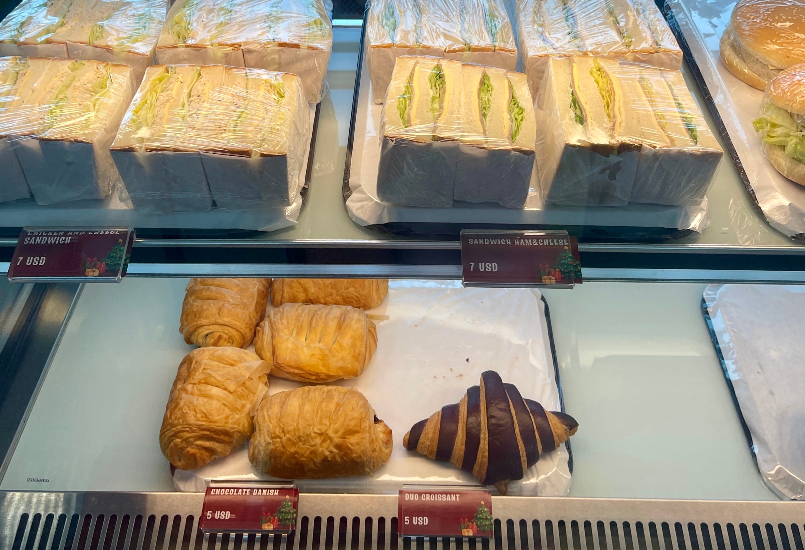 Đồ ăn ở sân bay đắt đỏ, bình thường hay 'chặt chém'? 2 sân bay - Ảnh 2.