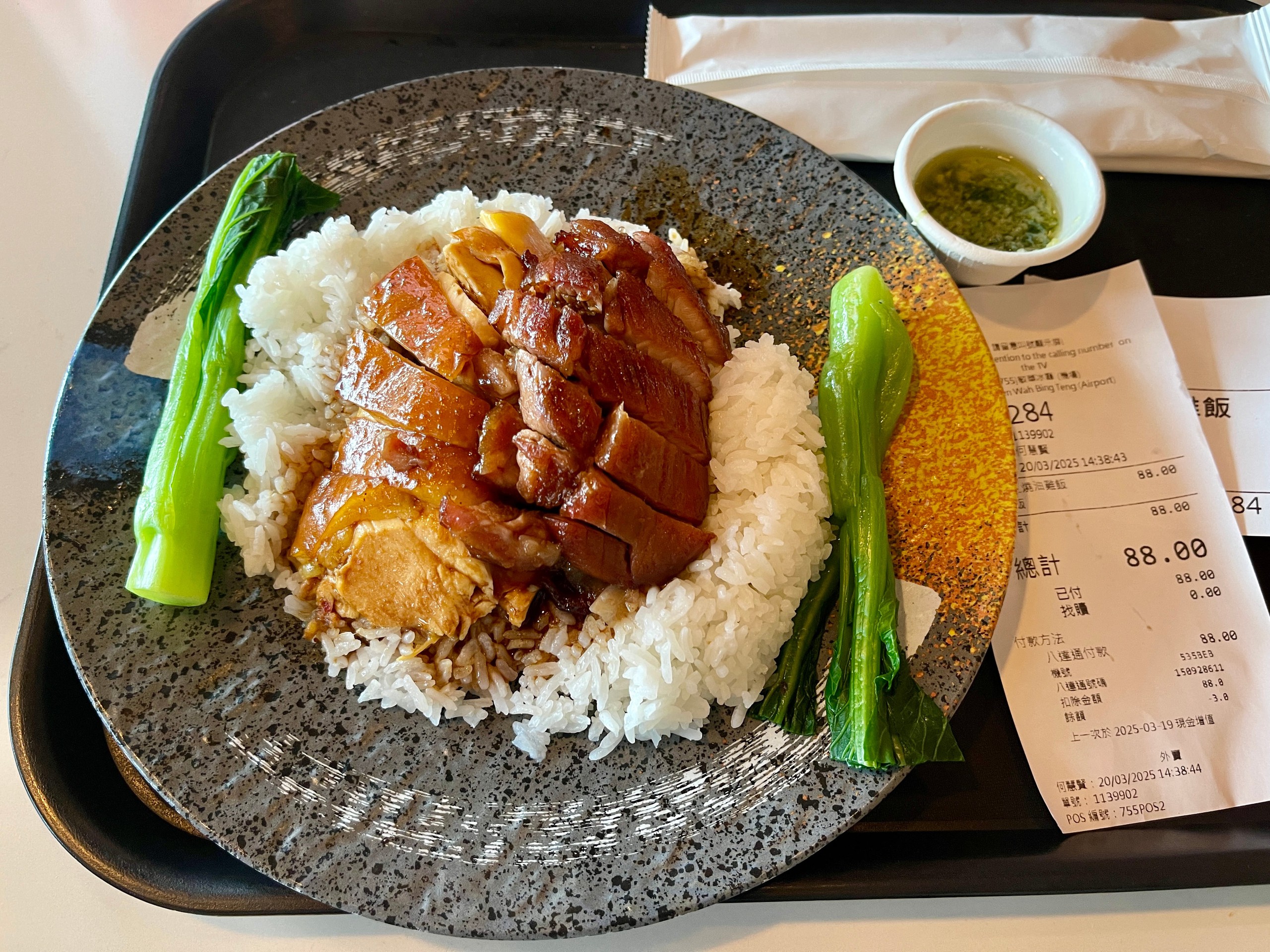 Đồ ăn ở sân bay đắt đỏ, bình thường hay 'chặt chém'? 3 Đồ ăn ở sân bay đắt đỏ, bình thường hay 'chặt chém'? - Ảnh 3.