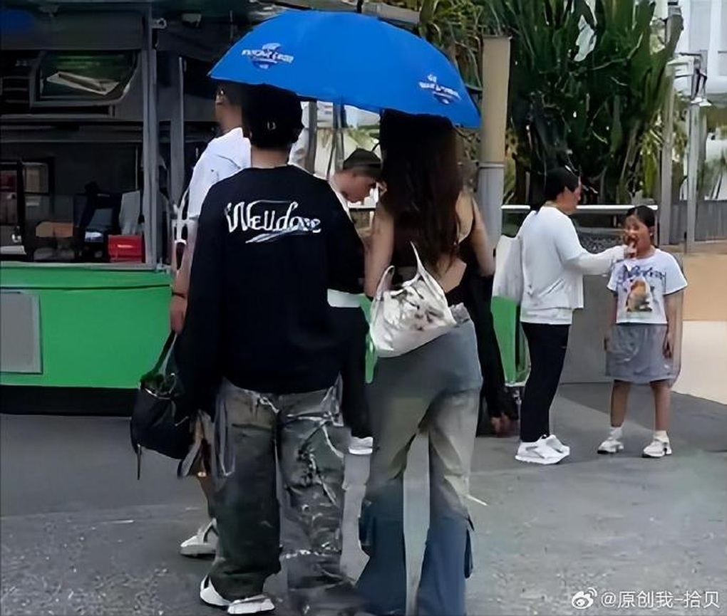 Sau ồn ào chia tay Diệp Kha, Huỳnh Hiểu Minh hẹn hò mỹ nhân kém 22 tuổi - 2