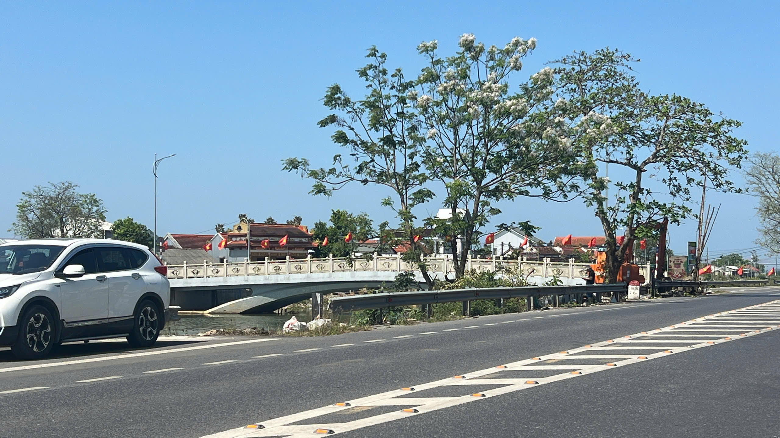 Ông Lững đã rời đi, điểm tắc mặt bằng cầu Mỹ An đã được giải phóng - Ảnh 3.