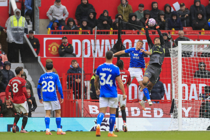 Thủ môn Sense Lammens bắt bóng trong trận Man Utd thắng Sunderland 2-0 ở vòng 7 Ngoại hạng Anh 04/10/2025. Ảnh: Reuters