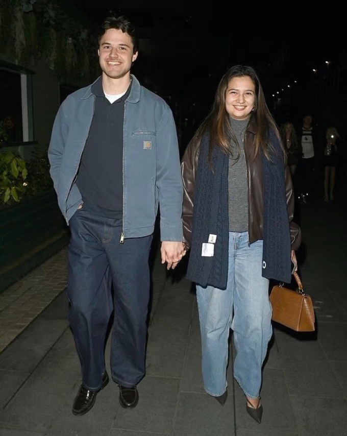 Lammens và bạn gái tươi cười khi bị paparazzi chụp ảnh sau một buổi hẹn hò tại Manchester. Ảnh: Manchester United Peoples Person