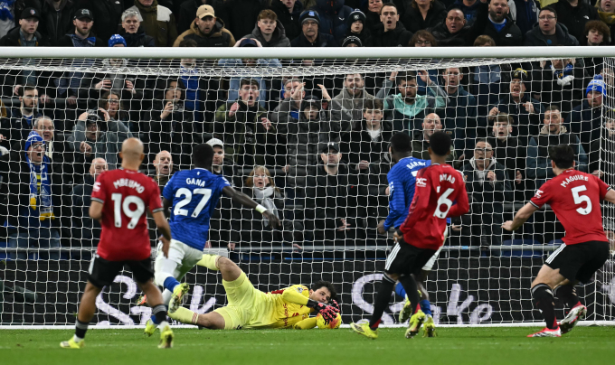 Thủ môn Senne Lammens đổ người bắt gọn một cú dứt điểm trong trận Man Utd thắng Everton 1-0 ở vòng 27 Ngoại hạng Anh trên sân Hill Dickinson, Liverpool, Anh ngày 23/2/2026. Ảnh: AFP