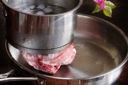 Rã đông thịt cá bằng ngâm nước có an toàn?