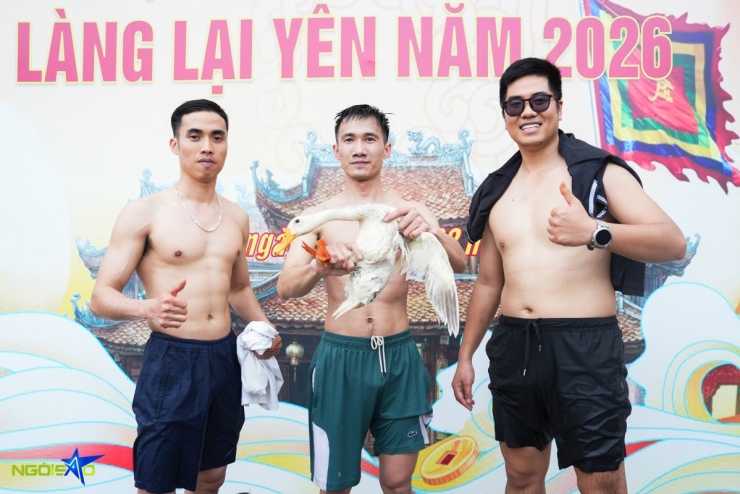 Hàng chục trai tráng ngụp lặn bắt vịt ở hội làng Hà Nội - 7