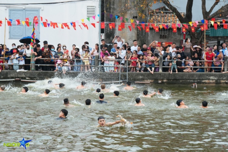 Hàng chục trai tráng ngụp lặn bắt vịt ở hội làng Hà Nội - 10