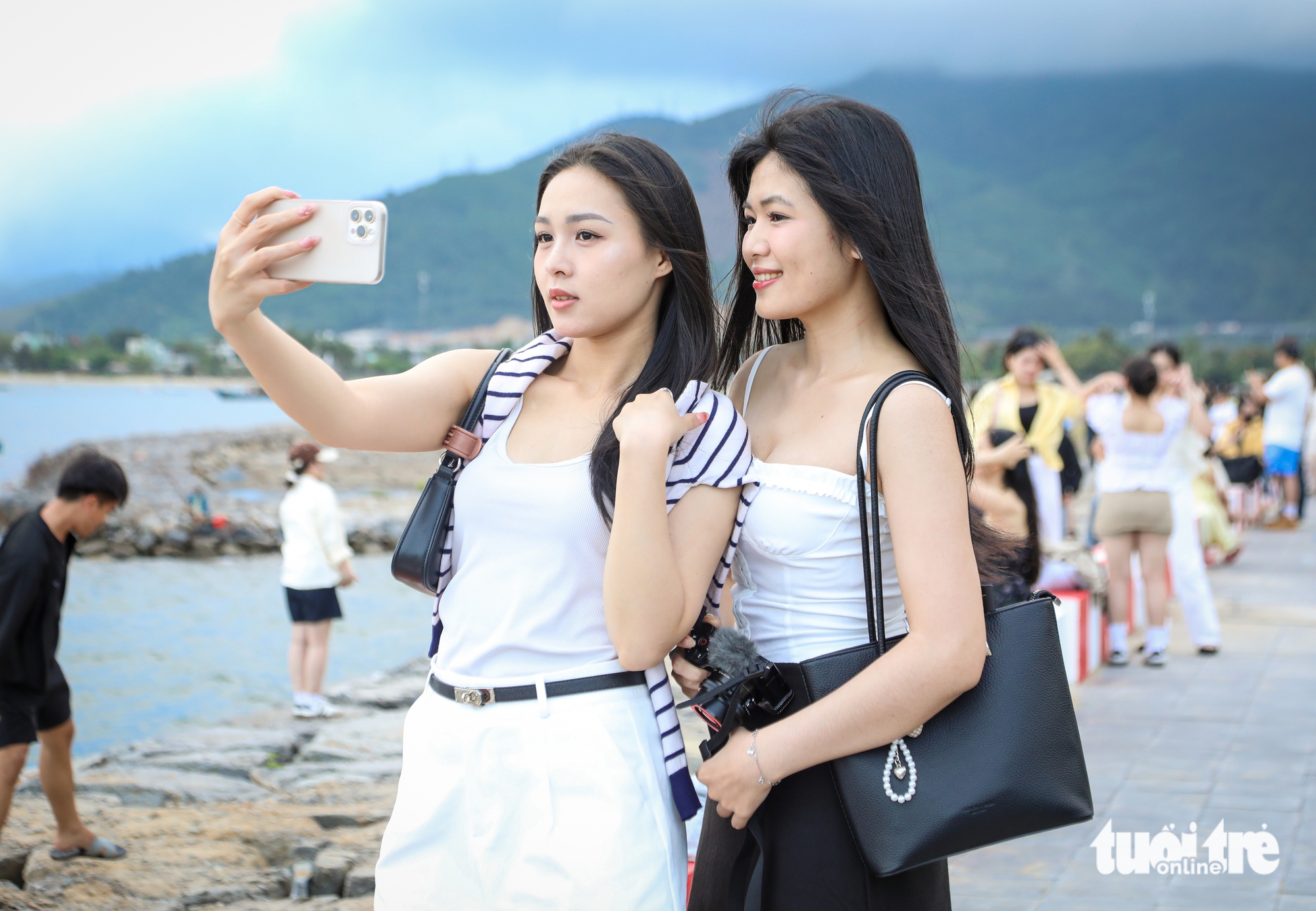 Cảng dưới chân đèo Hải Vân có gì mà chiều nào cũng đông kín người check-in? 2 check-in - Ảnh 2.