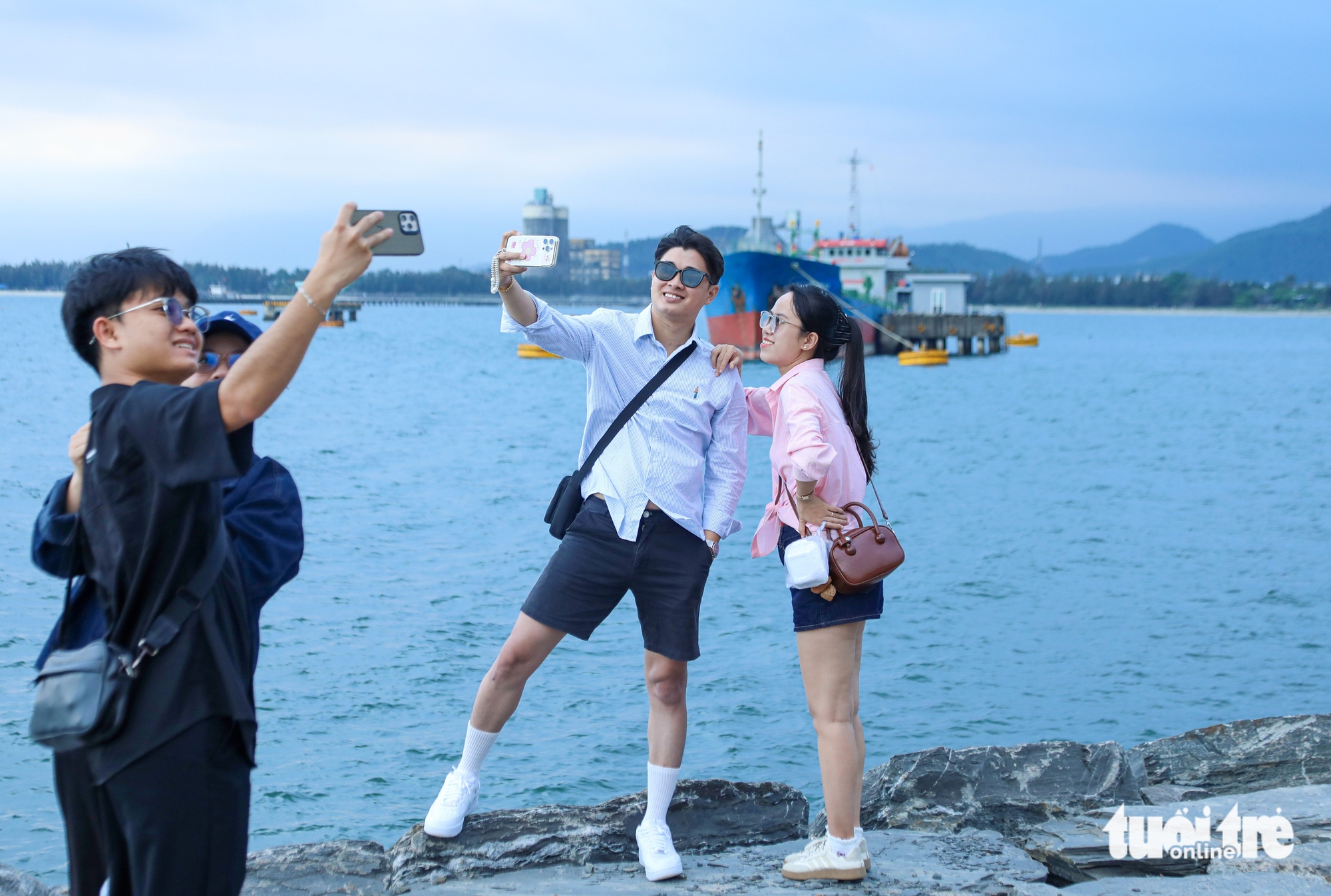 Cảng dưới chân đèo Hải Vân có gì mà chiều nào cũng đông kín người check-in? 3 check-in - Ảnh 3.