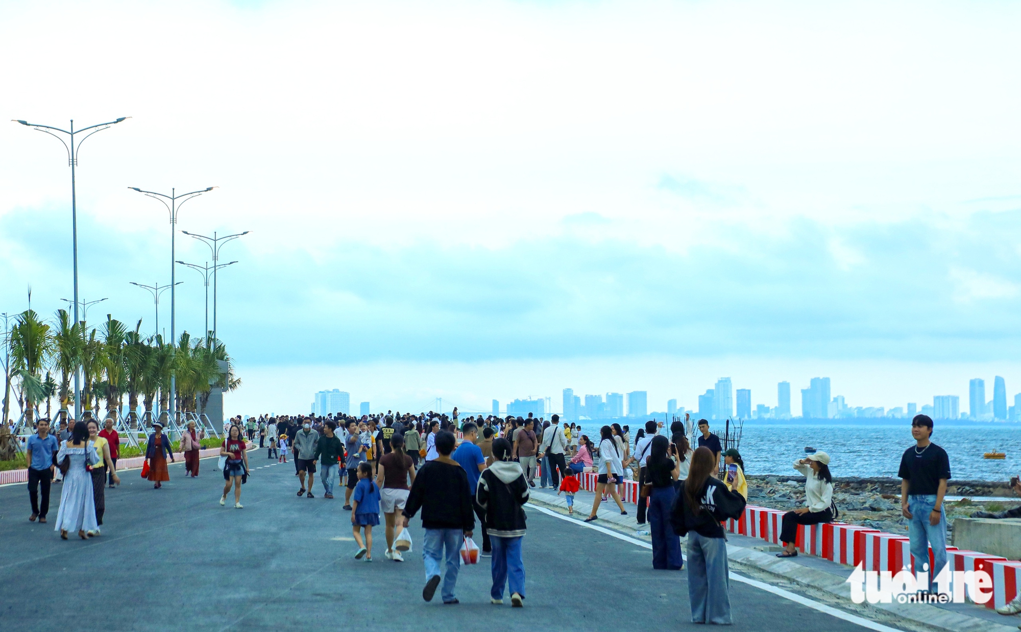 Cảng dưới chân đèo Hải Vân có gì mà chiều nào cũng đông kín người check-in? 4 check-in - Ảnh 5.