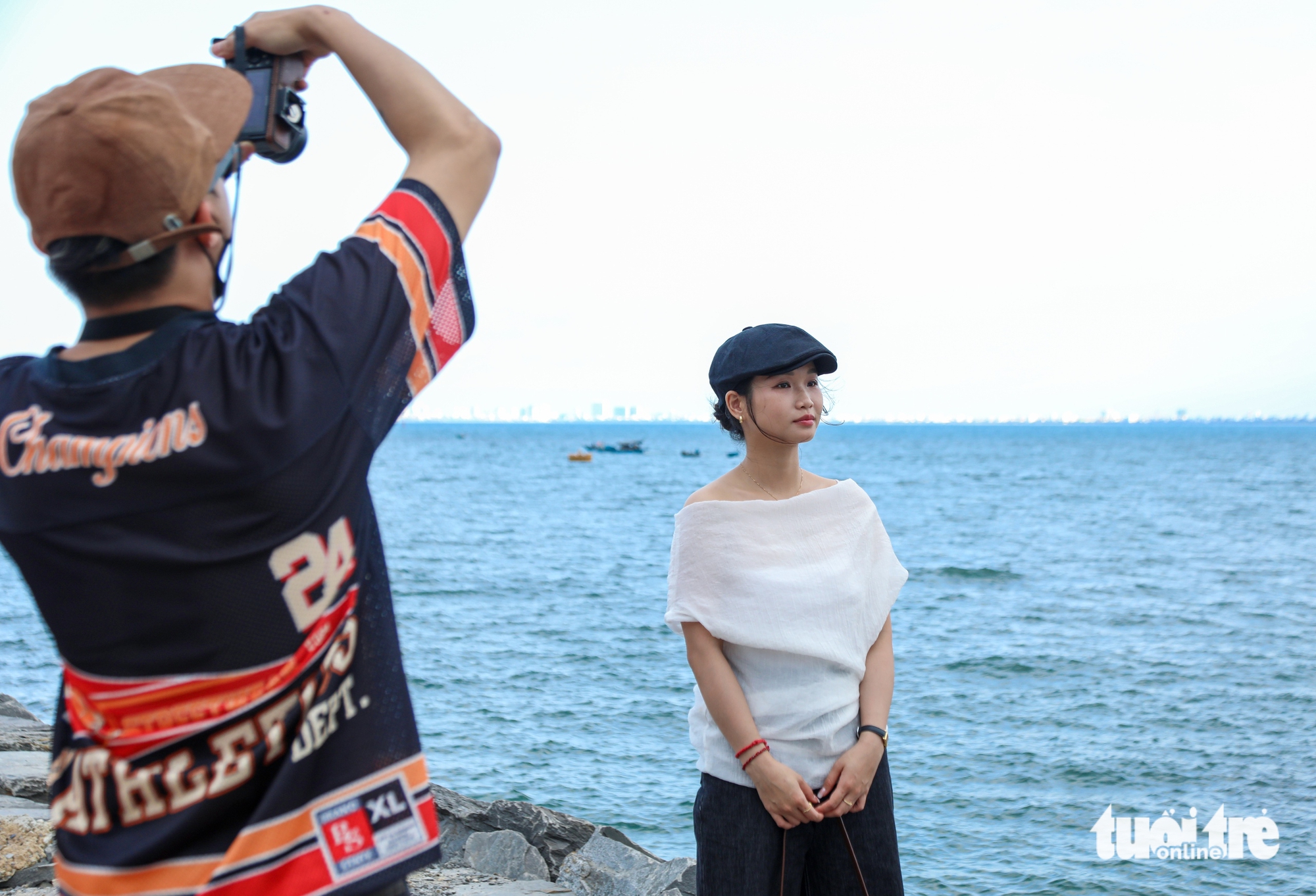 Cảng dưới chân đèo Hải Vân có gì mà chiều nào cũng đông kín người check-in? 5 check-in - Ảnh 6.