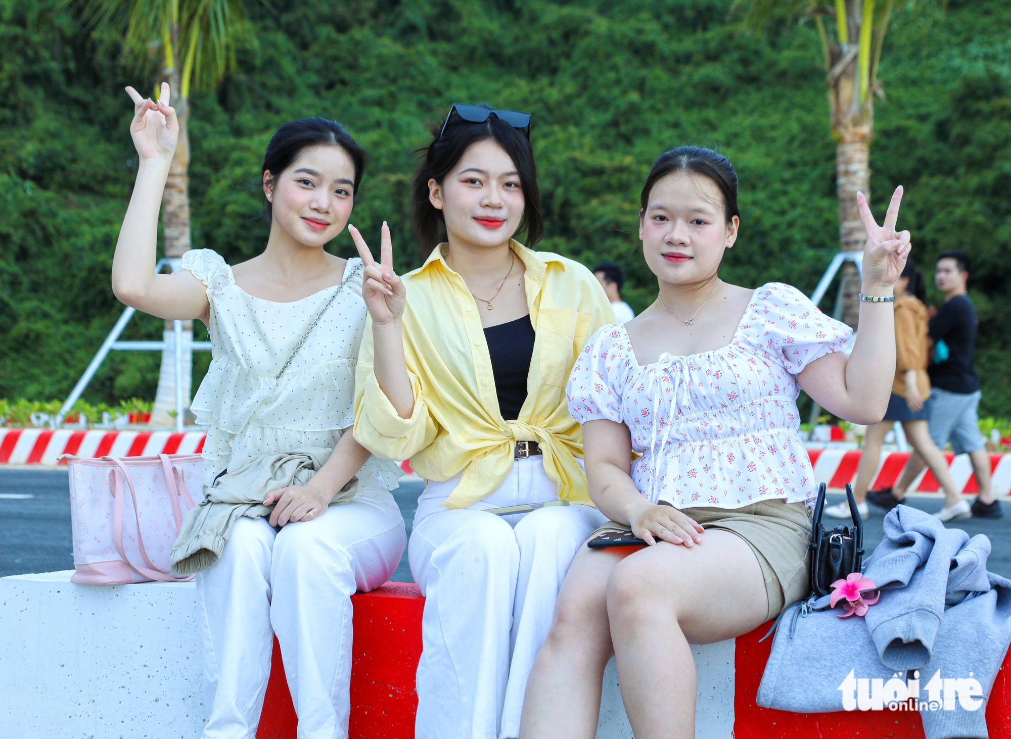 Cảng dưới chân đèo Hải Vân có gì mà chiều nào cũng đông kín người check-in? 7 check-in - Ảnh 8.