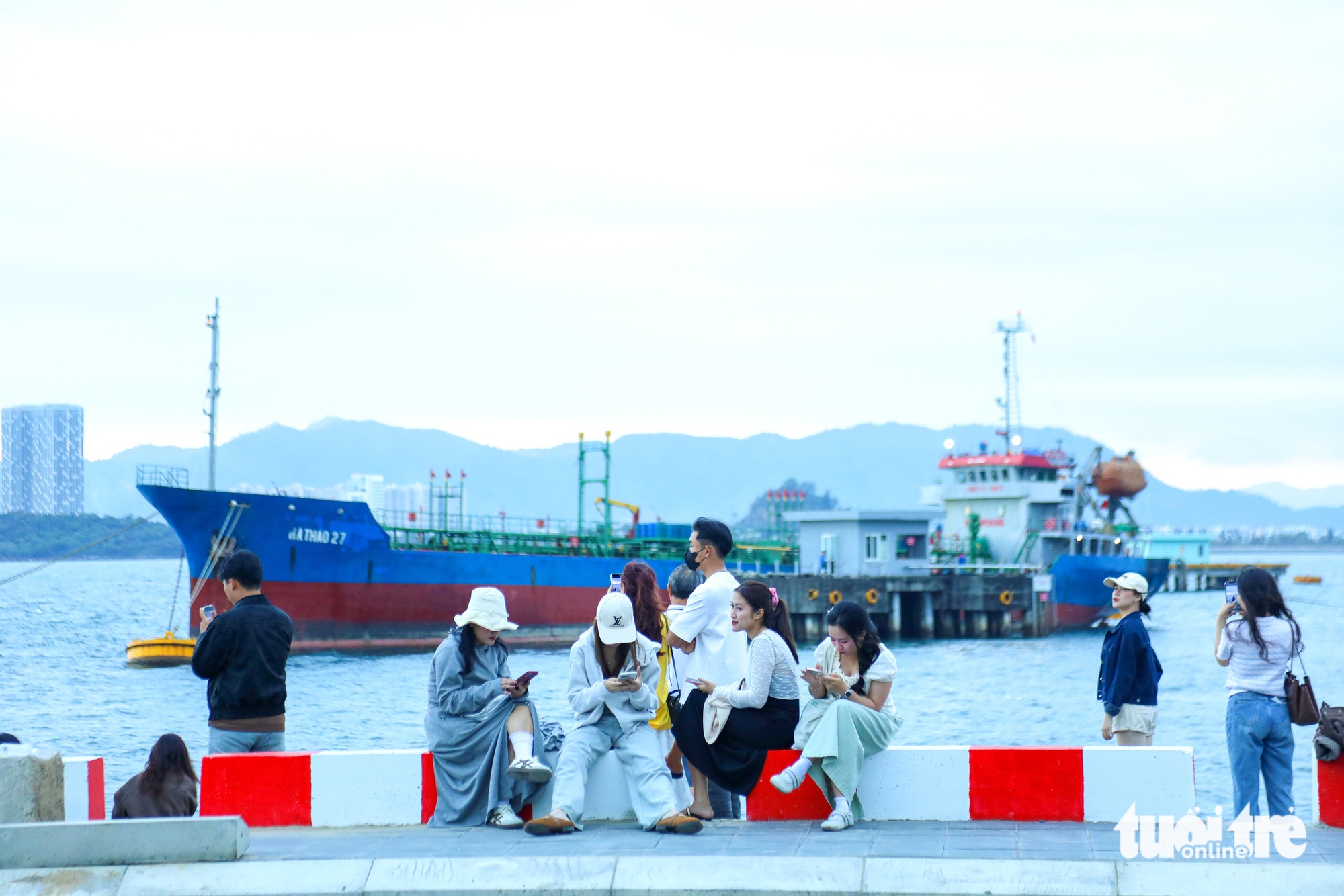 Cảng dưới chân đèo Hải Vân có gì mà chiều nào cũng đông kín người check-in? 8 check-in - Ảnh 9.
