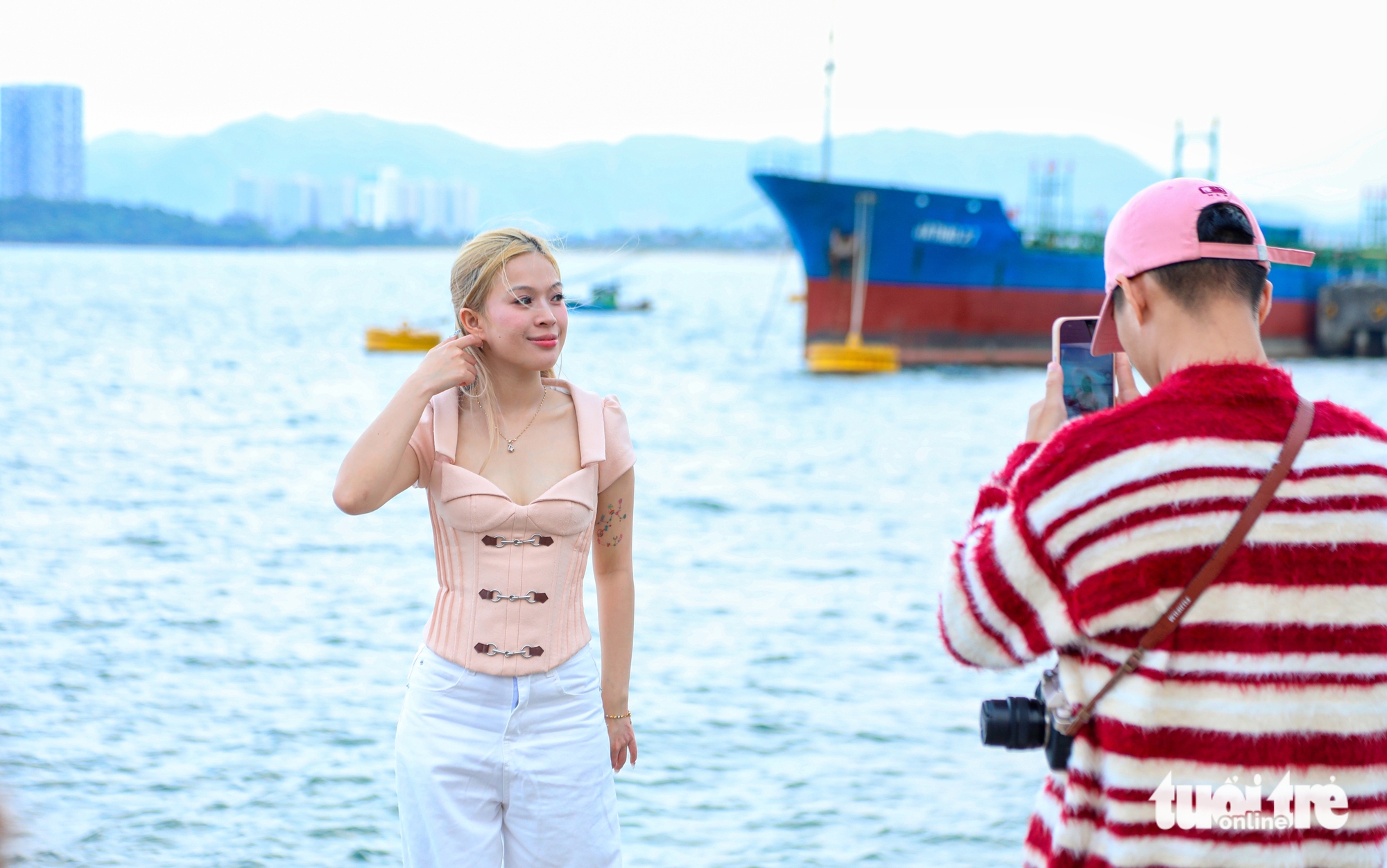 Cảng dưới chân đèo Hải Vân có gì mà chiều nào cũng đông kín người check-in? 9 Cảng dưới chân đèo Hải Vân có gì mà chiều nào cũng đông kín người check-in? - Ảnh 9.