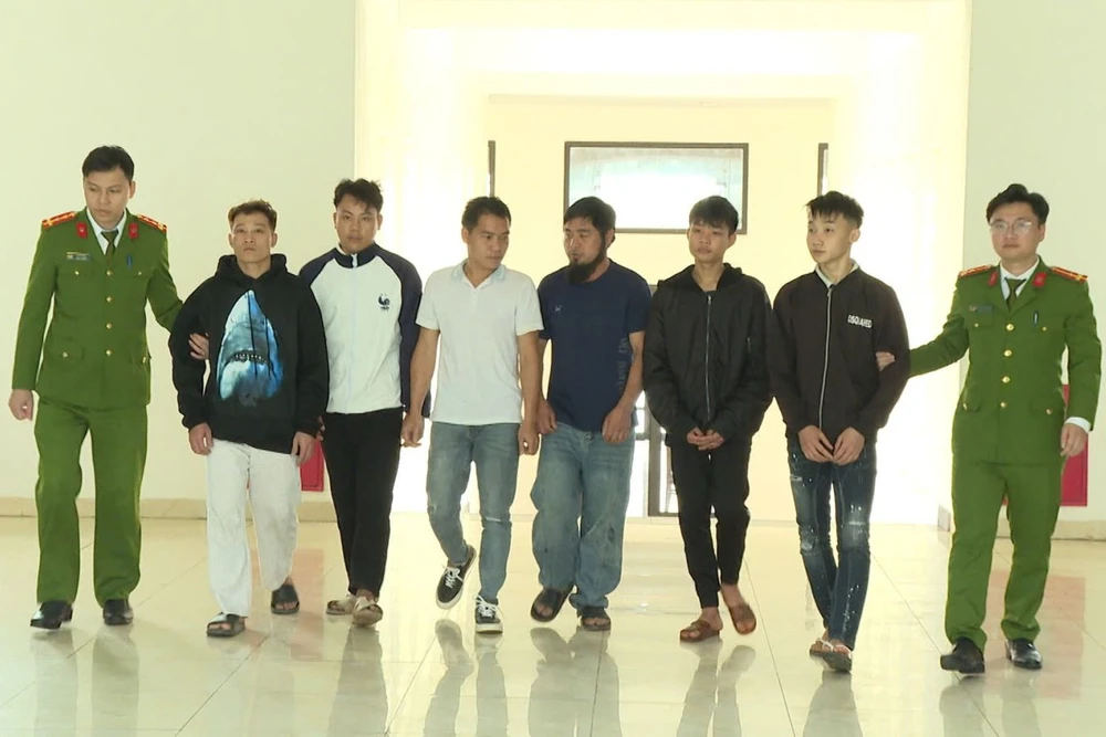 Các đối tượng trong vụ việc gây rối trật tự công cộng được đưa về cơ quan Công an để làm việc. Ảnh: TRUNG HƯNG Tung tin bị công an đánh người ngất xỉu, hàng chục đối tượng bị triệu tập-2.jpg